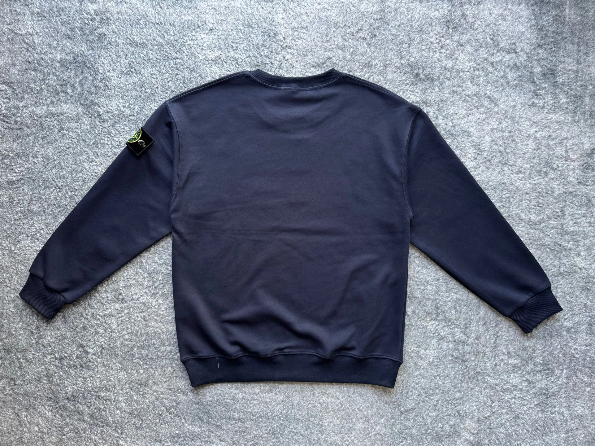 P146 STONE ISLAND Classic badge solid color round neck long-sleeved pullover sweatshirt for men and women 🍂 Sweatshirt season Autumn | Relaxation prologue "Autumn wrapped in a loose sweatshirt, happiness can be so simple" 🎵 Oversize lazy silhouette + warm velvet feel, comfortable to wear at home and out Color: Navy blue Black Gray Size: Length Shoulder width Bust Sleeve length Recommended weight S 69 56 54 54 115-130 M 71 59 57 55 130-155 L 73 62 60 56 155-175 XL 75 65 63 57 175-200
